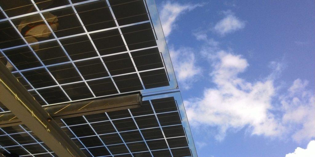 Bifaciális vs hagyományos napelem összehasonlítás