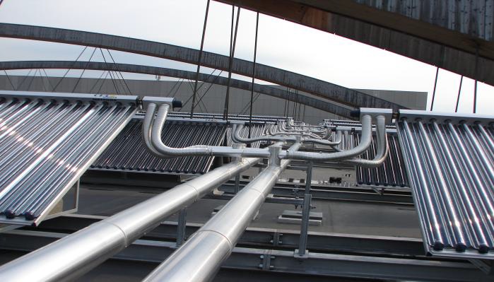 Wels napkollektoros rendszer — csőhálózat és kollektorok közeli nézet